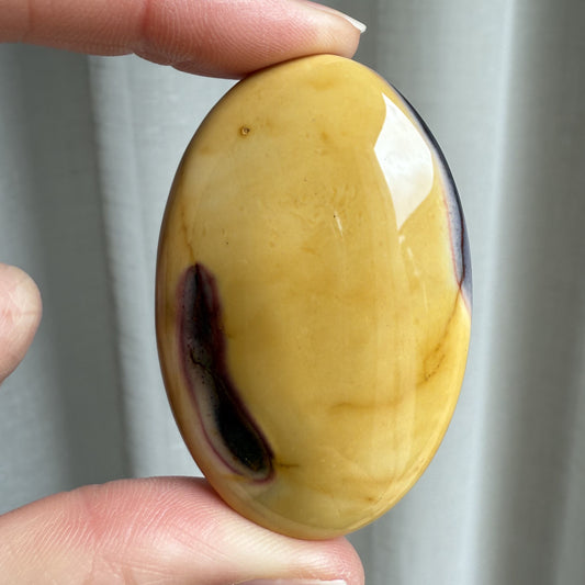 Mookaite Palm Stone - 003